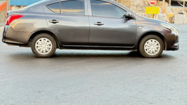 Nissan Sunny (5)